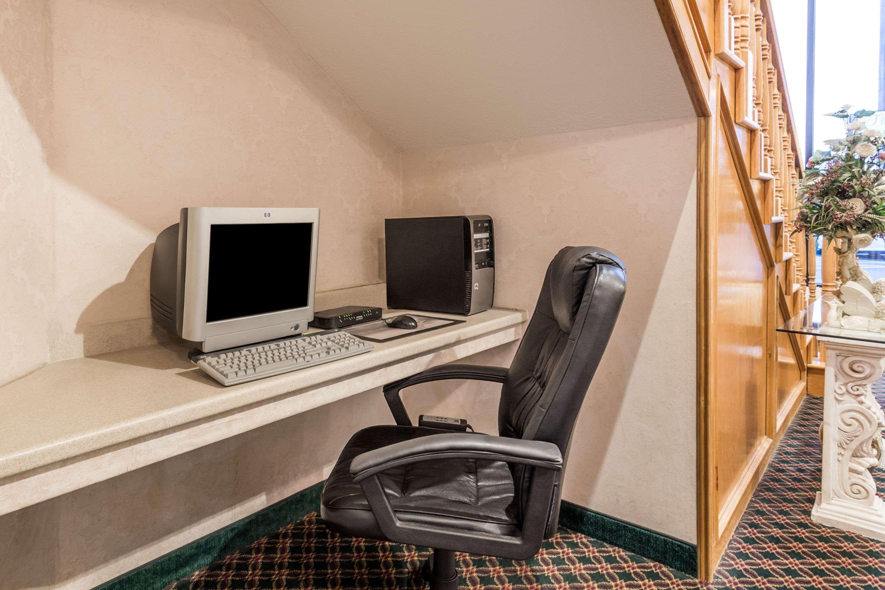Super 8 By Wyndham Dickson Hotel Екстериор снимка