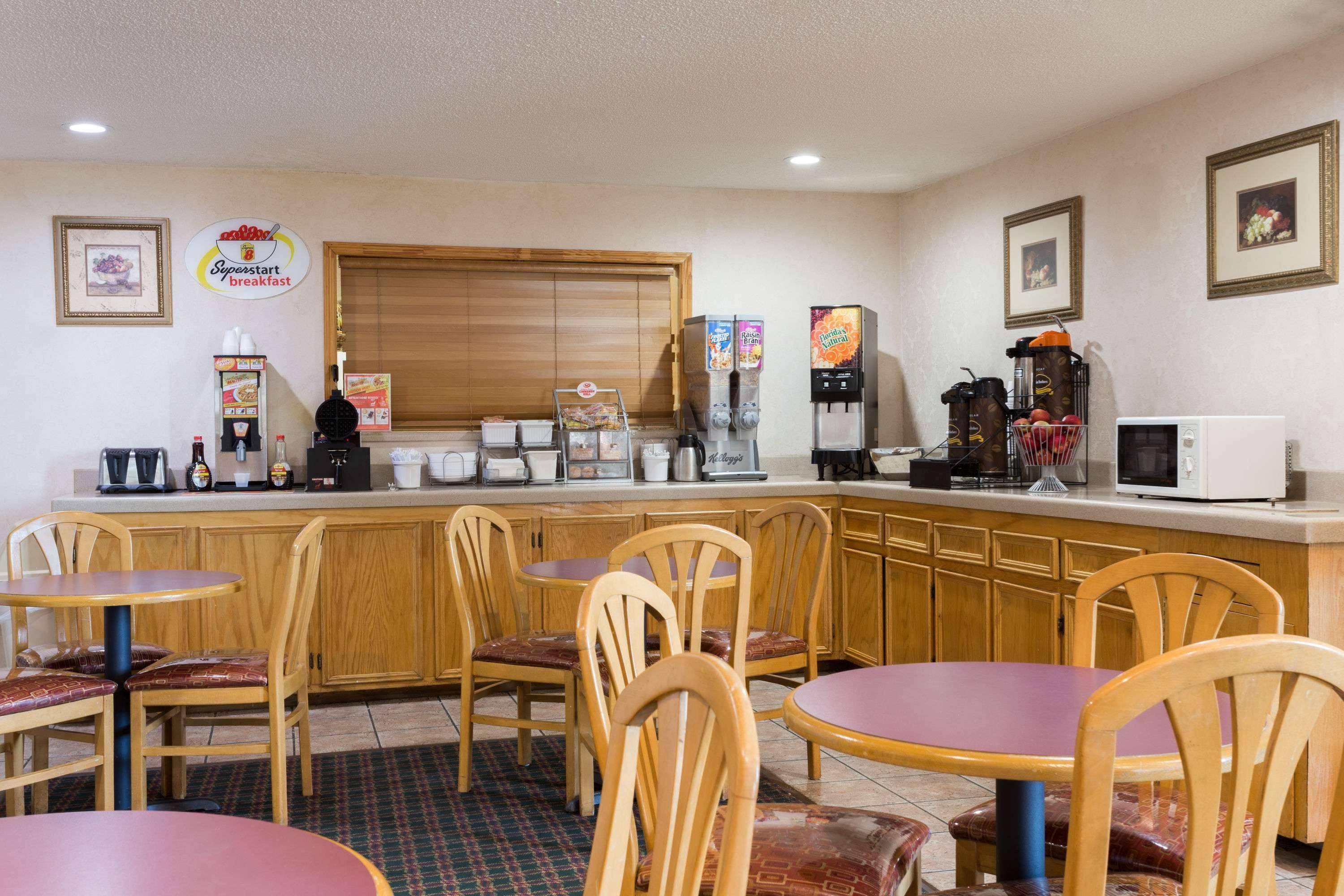 Super 8 By Wyndham Dickson Hotel Екстериор снимка
