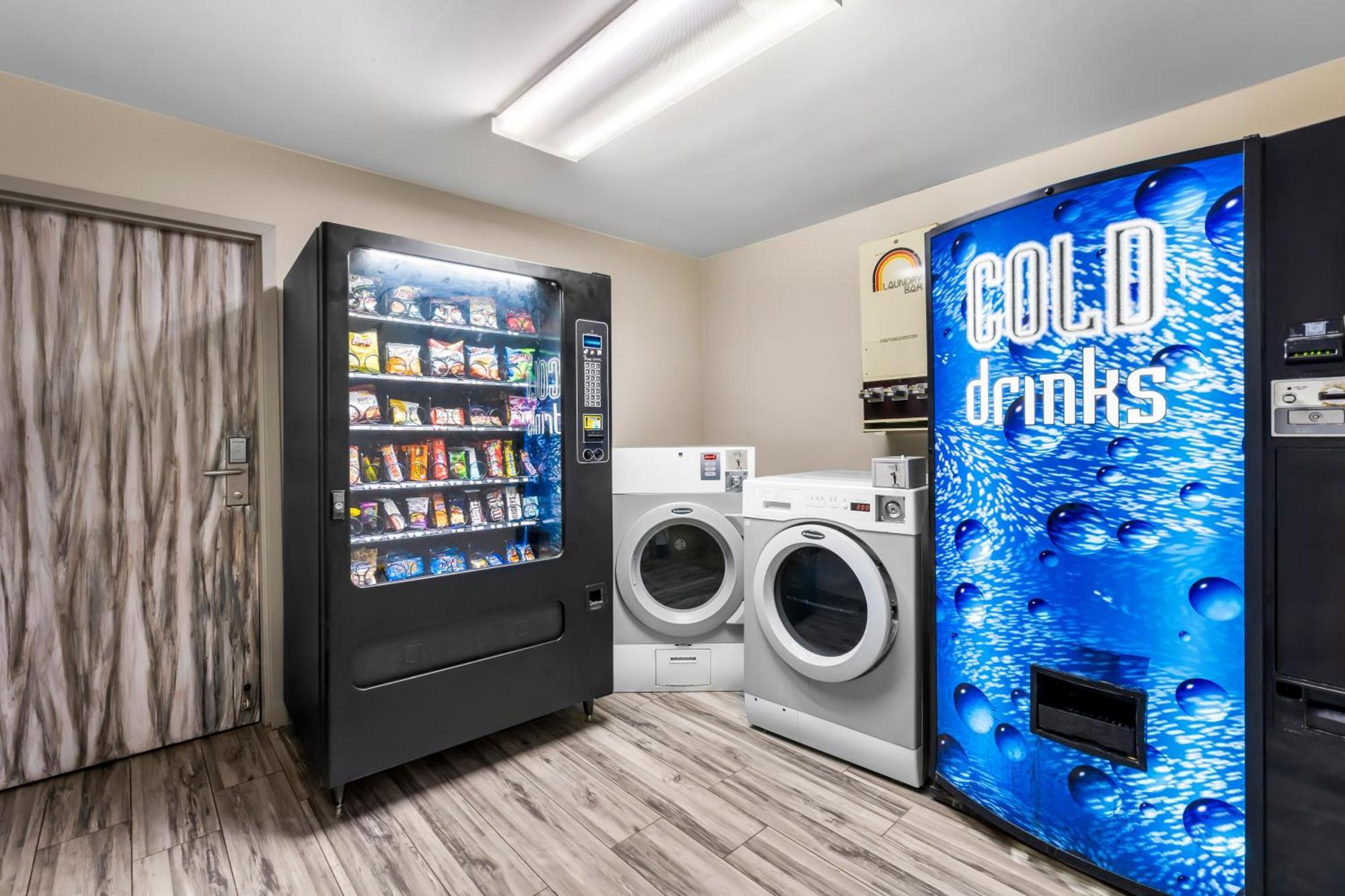 Super 8 By Wyndham Dickson Hotel Екстериор снимка