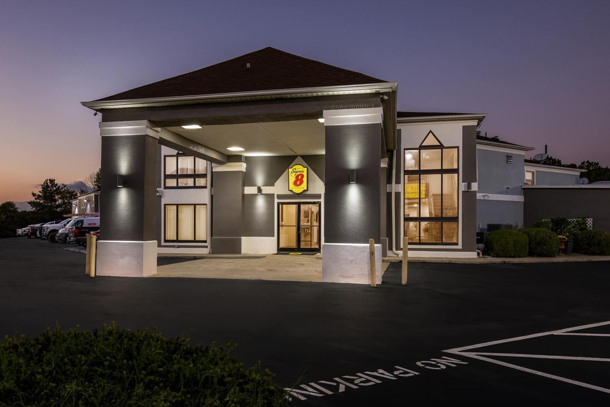 Super 8 By Wyndham Dickson Hotel Екстериор снимка