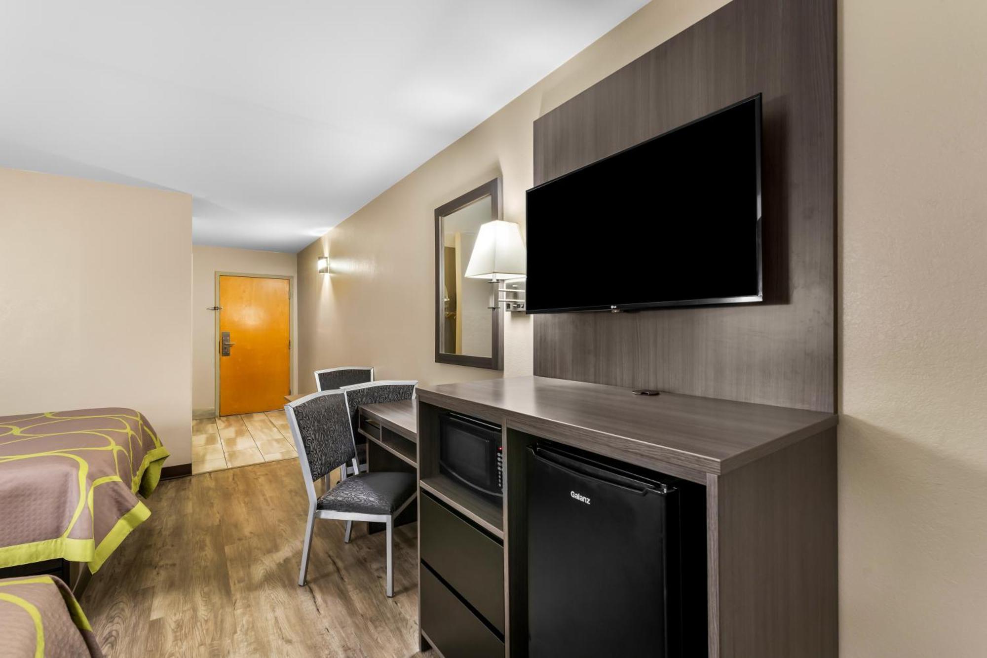 Super 8 By Wyndham Dickson Hotel Екстериор снимка