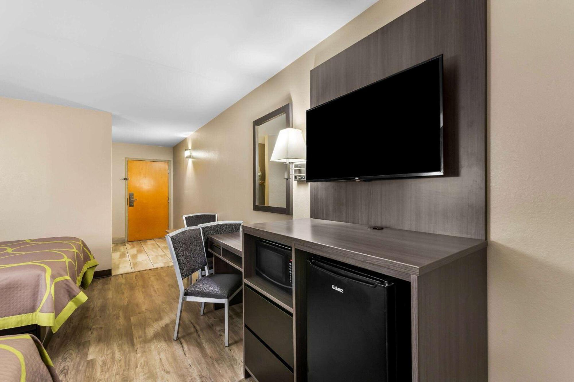 Super 8 By Wyndham Dickson Hotel Екстериор снимка