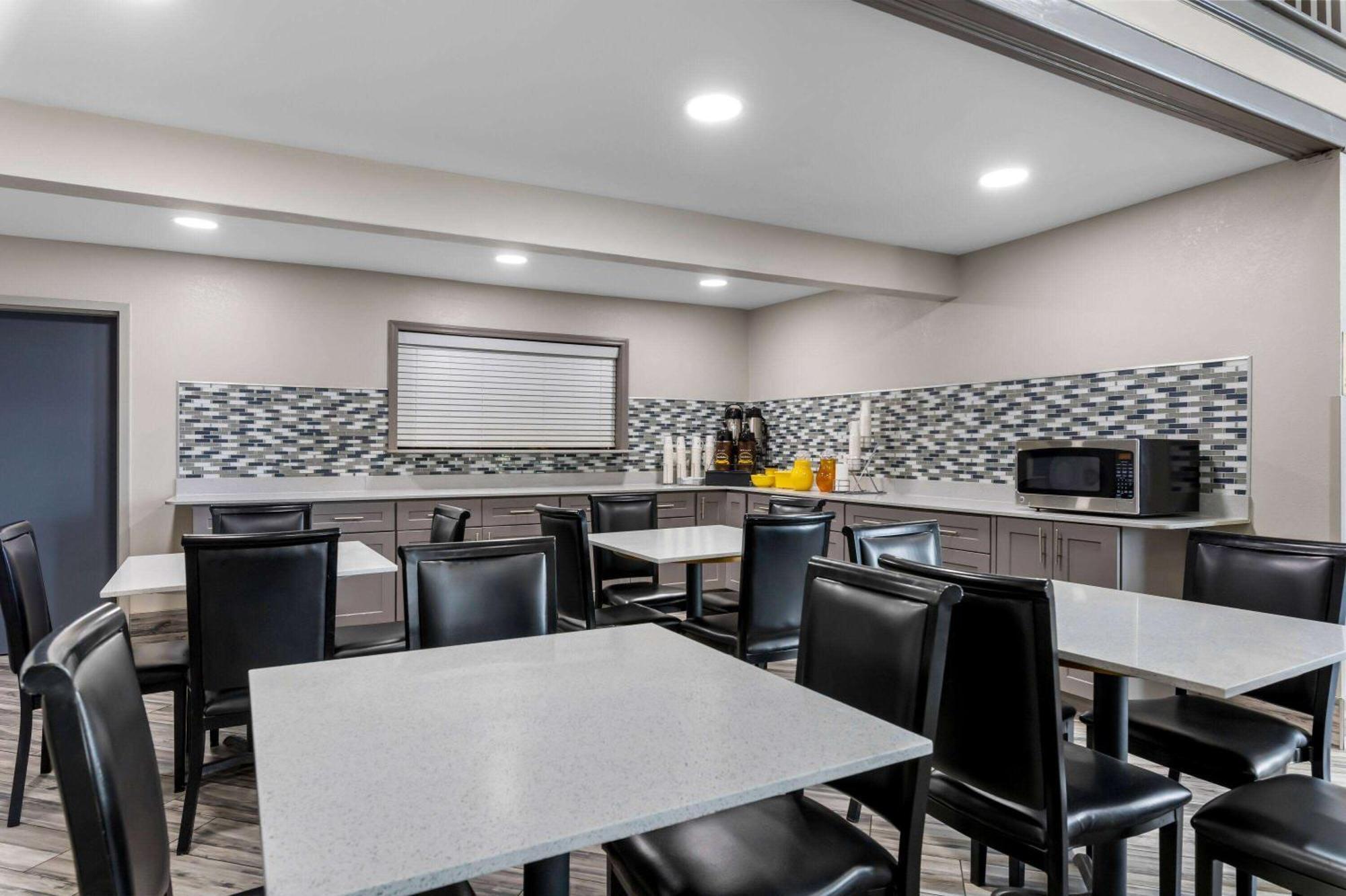 Super 8 By Wyndham Dickson Hotel Екстериор снимка