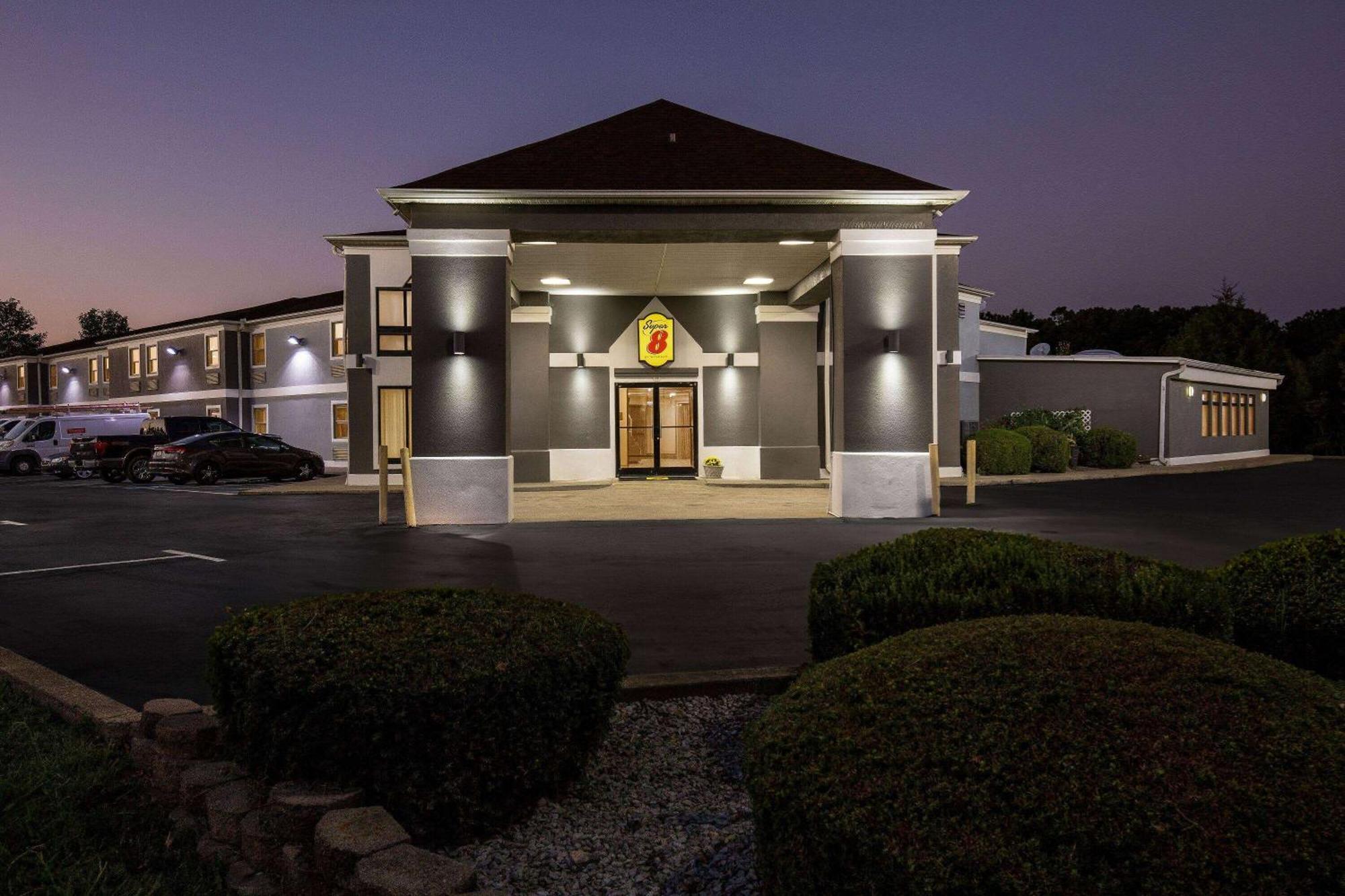 Super 8 By Wyndham Dickson Hotel Екстериор снимка