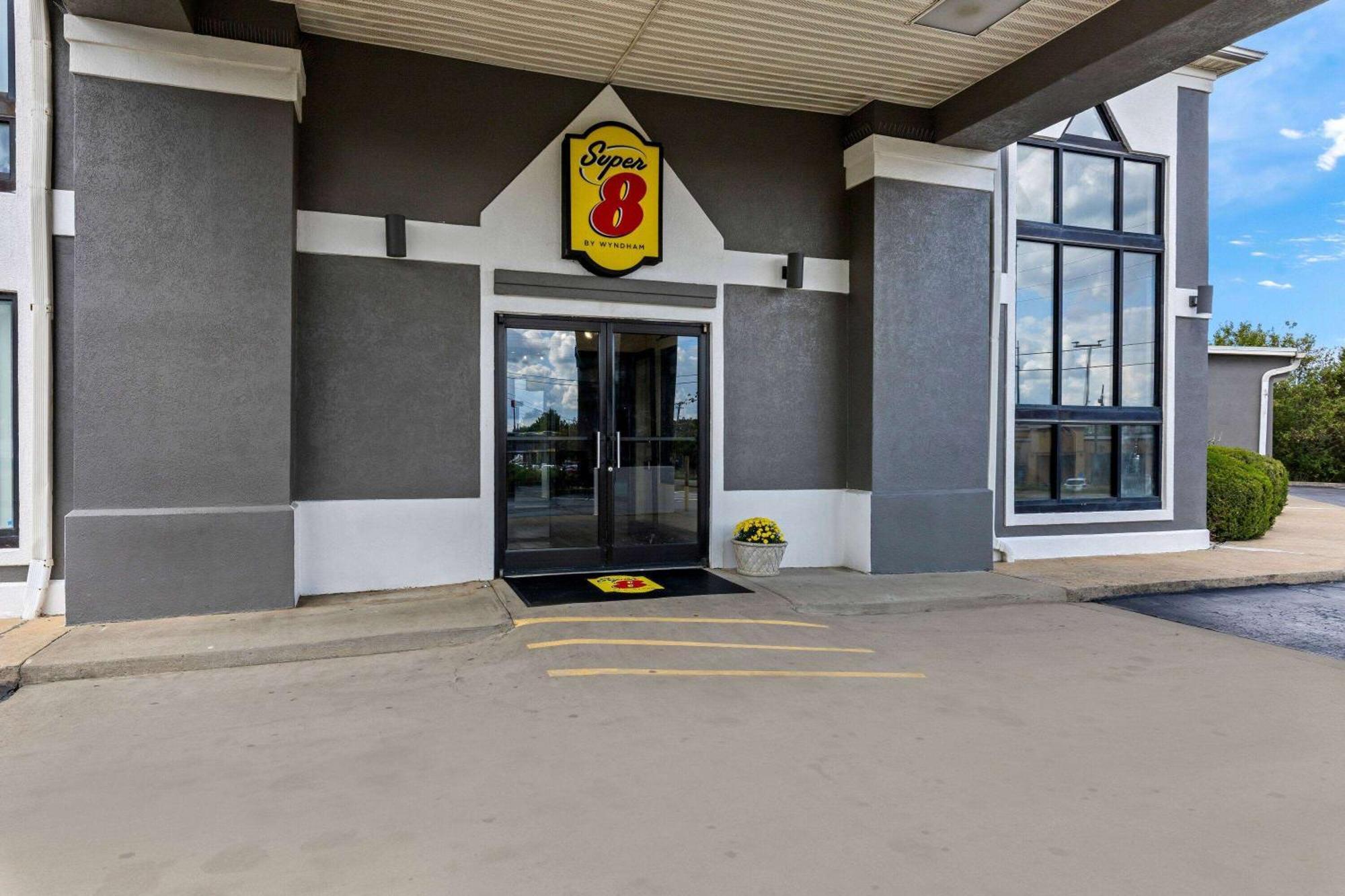 Super 8 By Wyndham Dickson Hotel Екстериор снимка